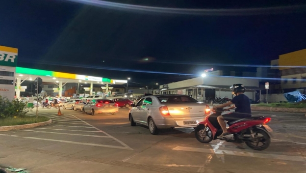 Na véspera do feriado, postos de combustíveis e supermercados registram filas 